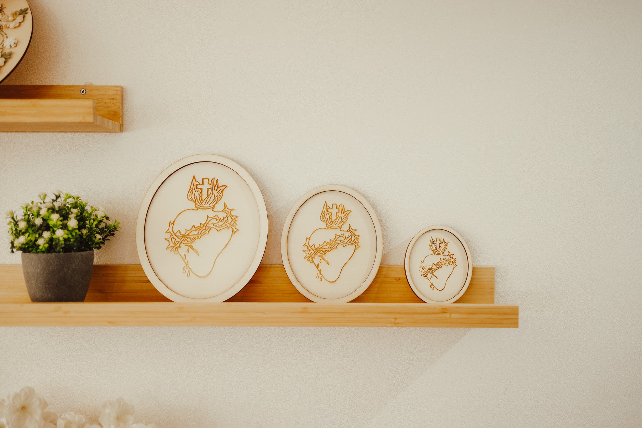 Srca Svete obitelji, drveni medaljoni