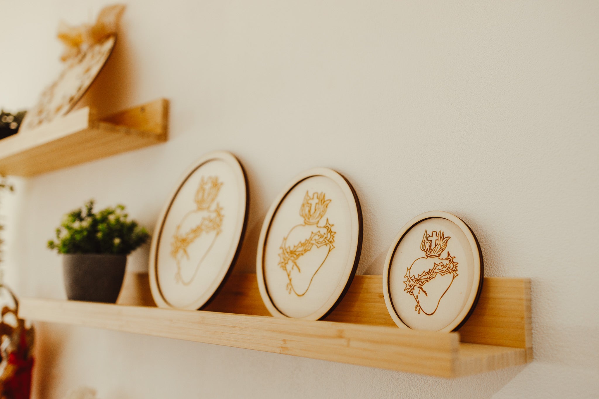 Srca Svete obitelji, drveni medaljoni