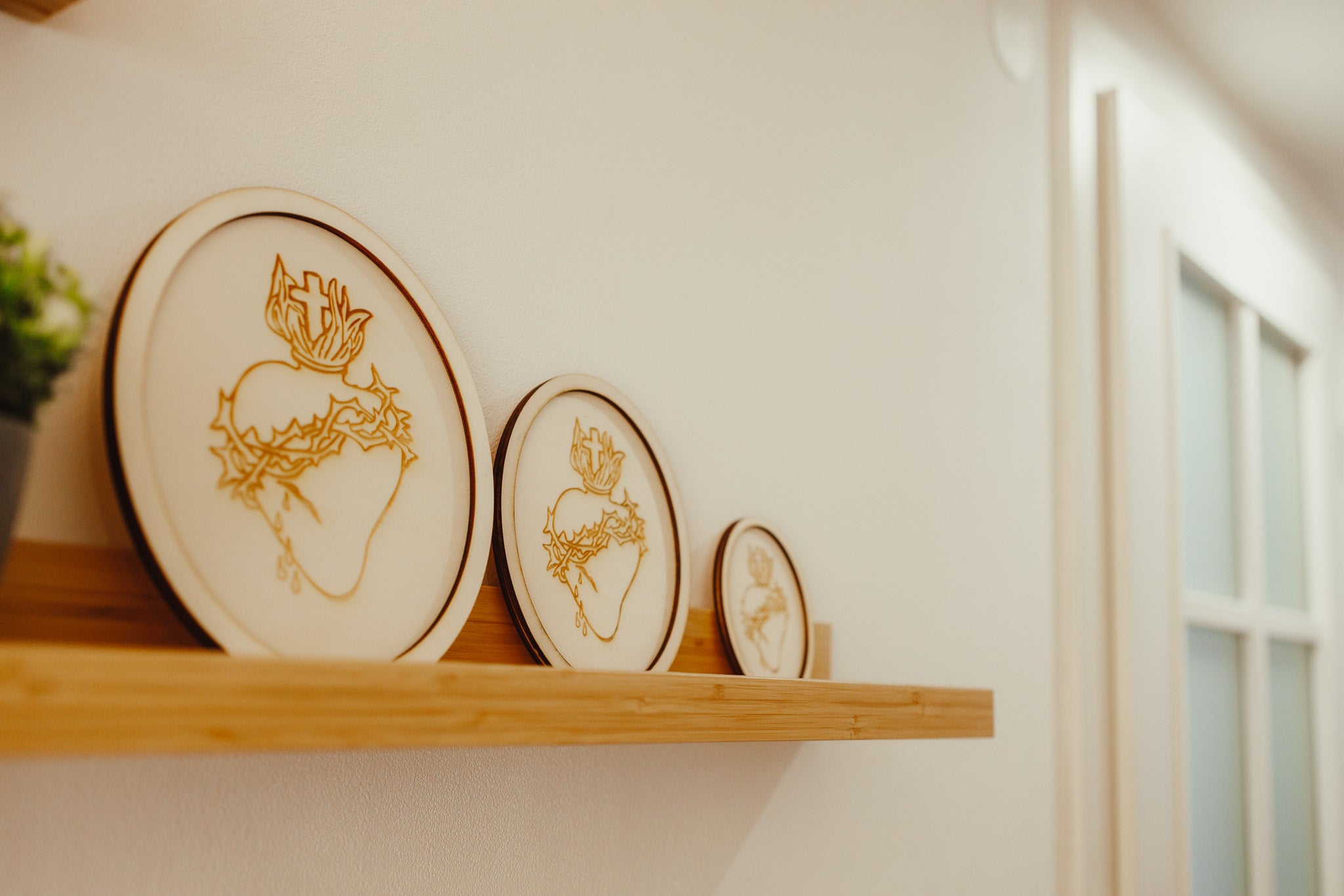 Srca Svete obitelji, drveni medaljoni