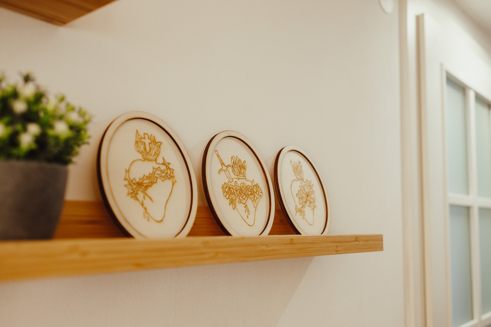 Srca Svete obitelji, drveni medaljoni