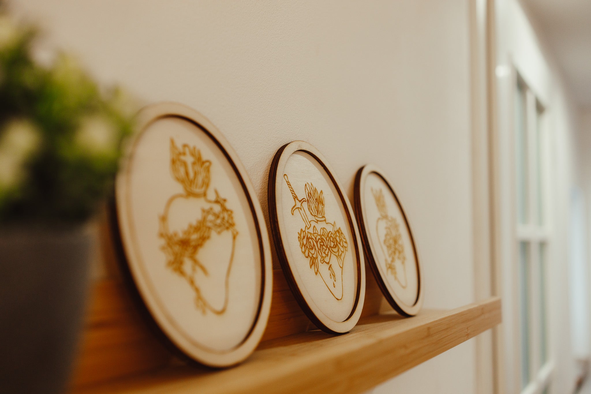 Srca Svete obitelji, drveni medaljoni