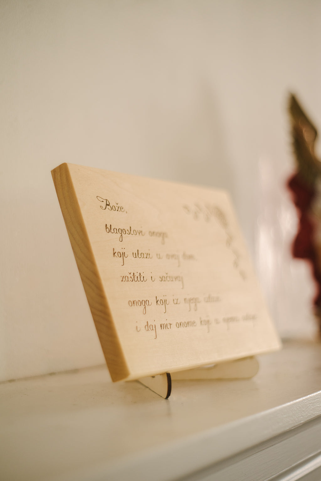 Postolje za natpise na drvu