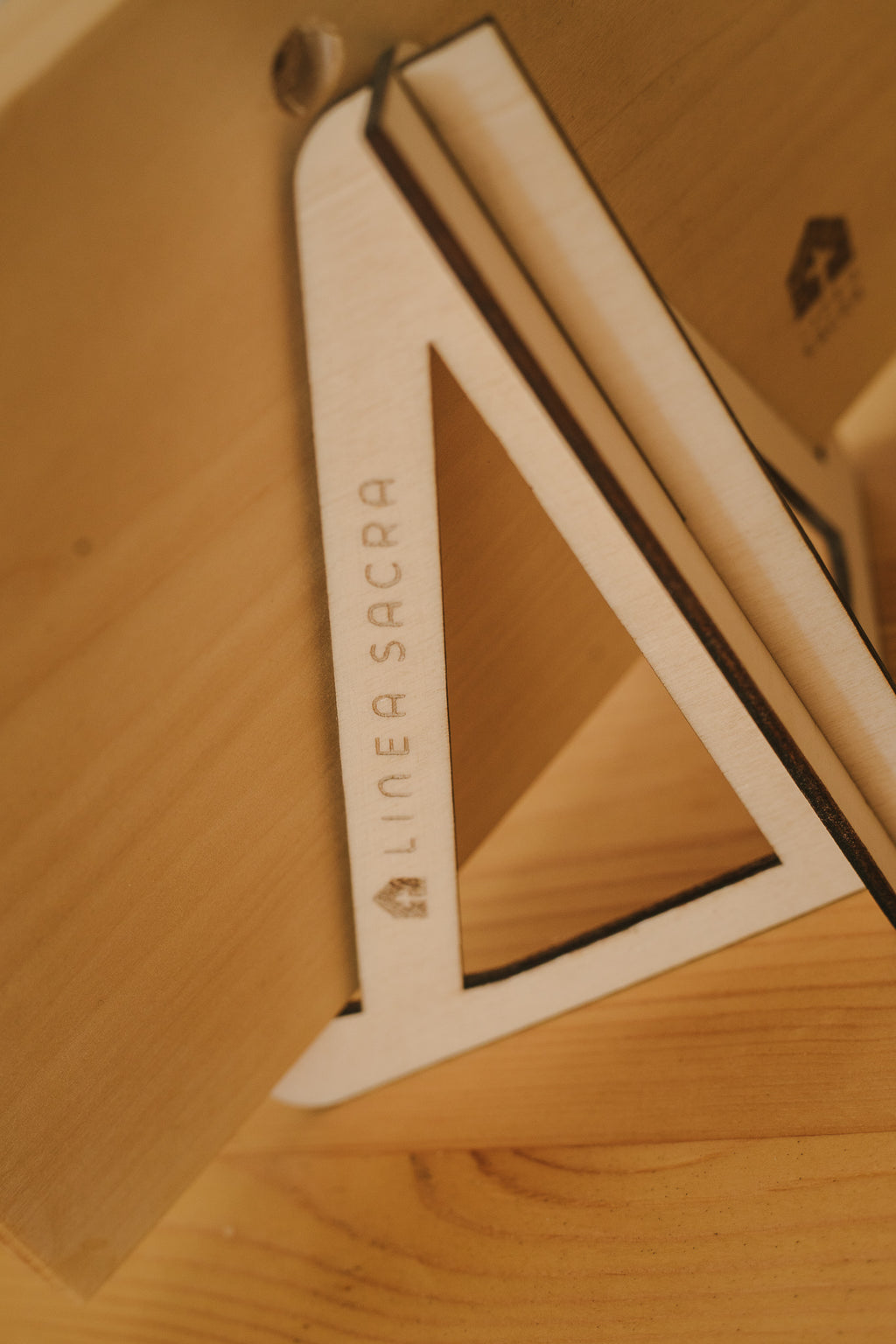 Postolje za natpise na drvu