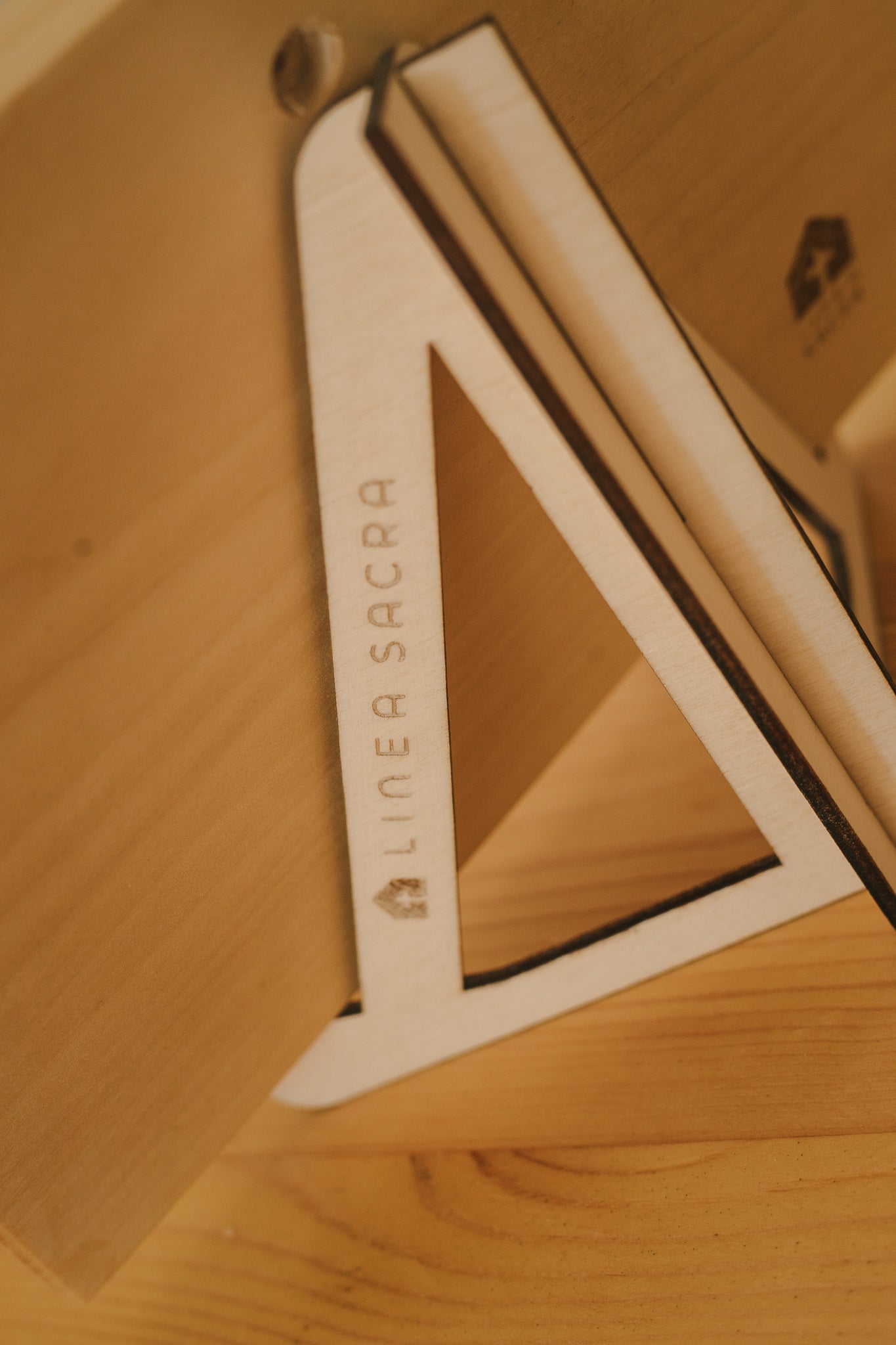 Postolje za natpise na drvu