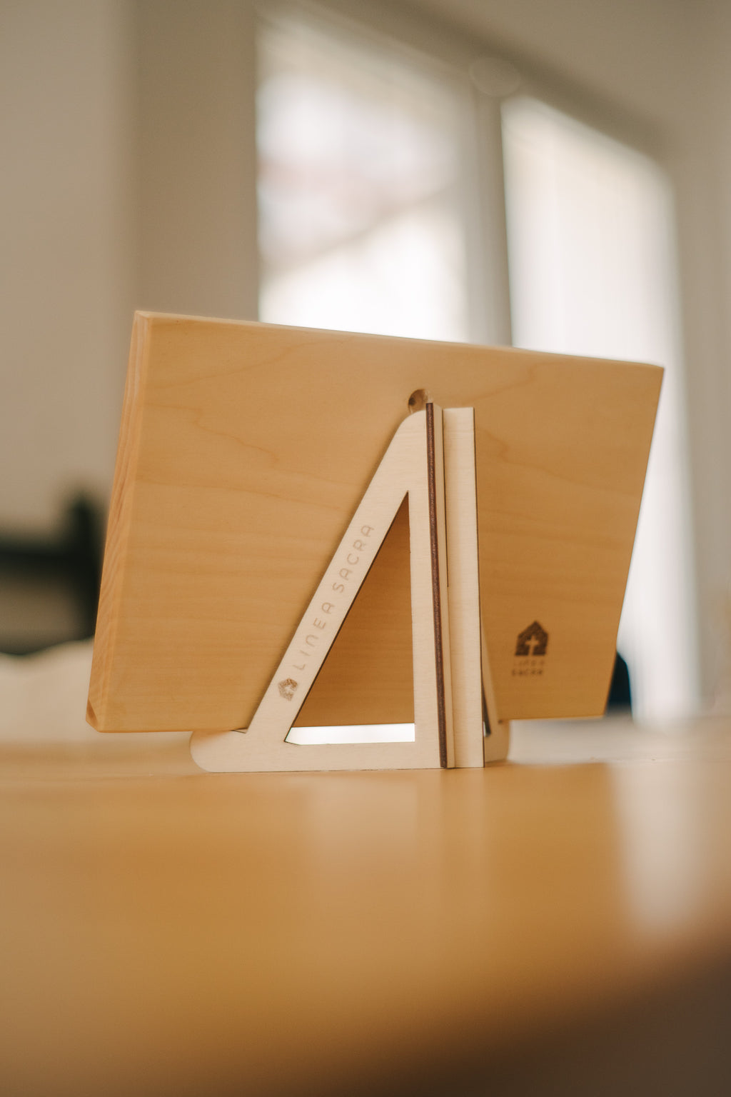 Postolje za natpise na drvu