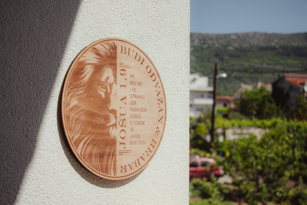 Jošua, zidni natpis na drvu