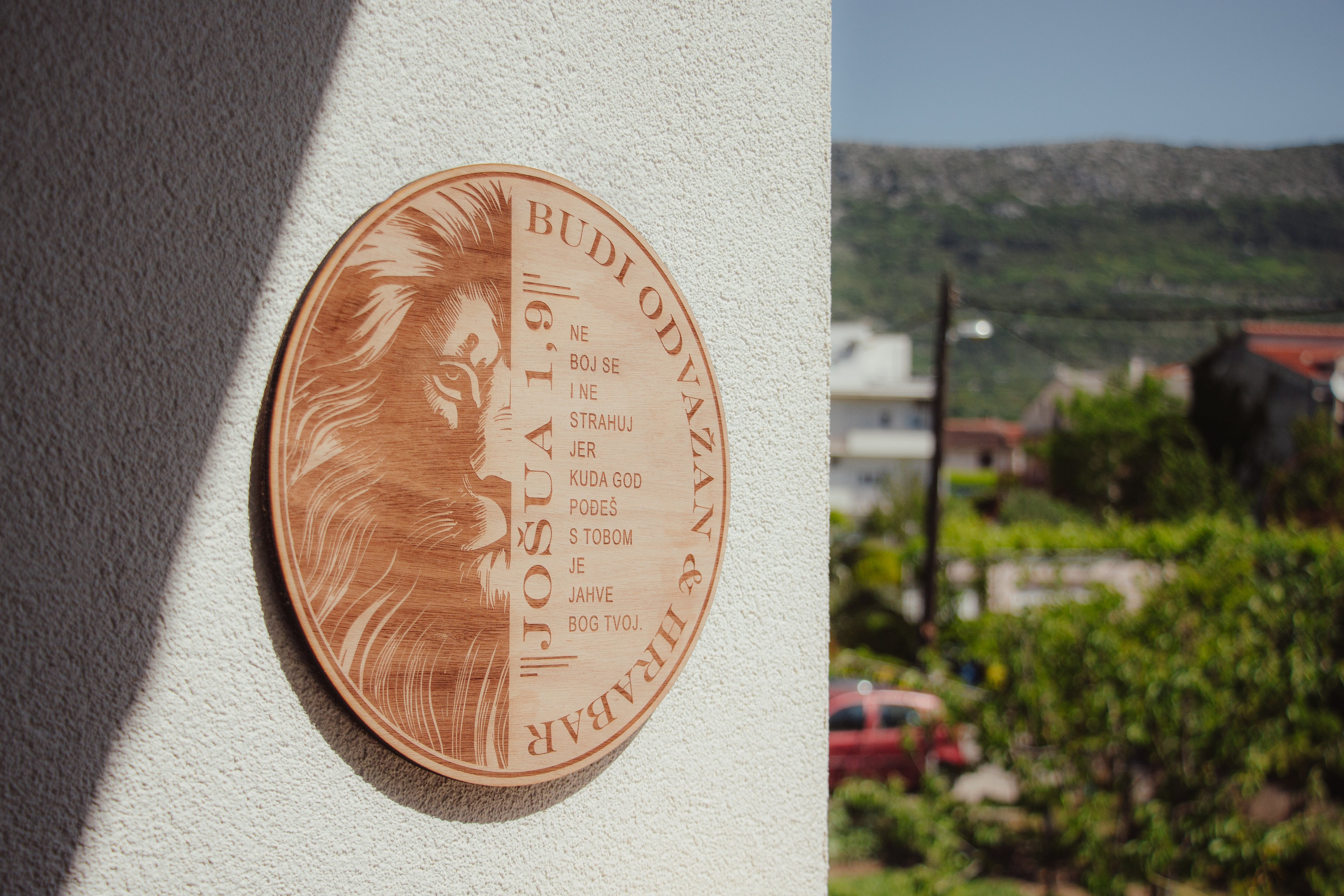 Jošua, zidni natpis na drvu