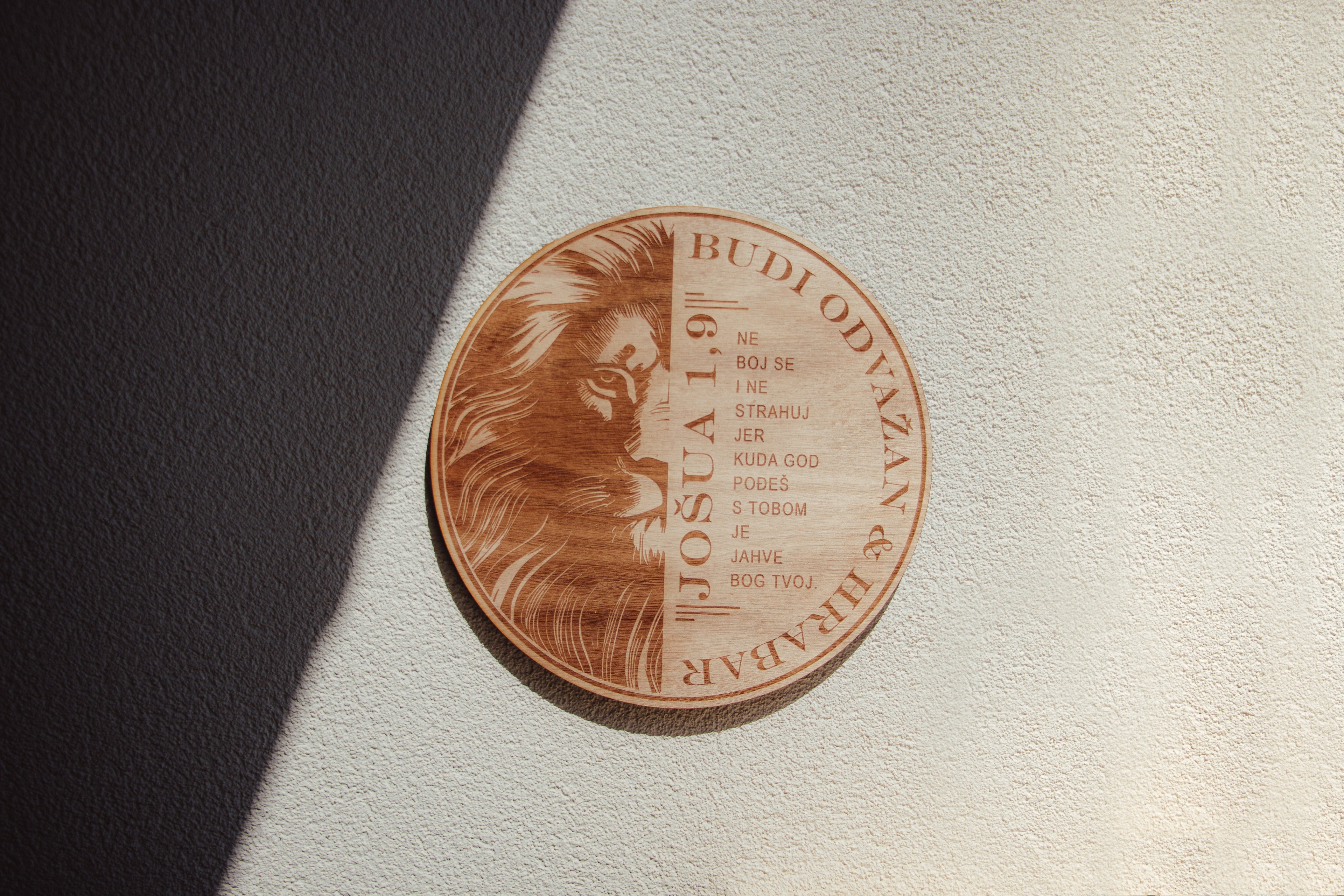 Jošua, zidni natpis na drvu