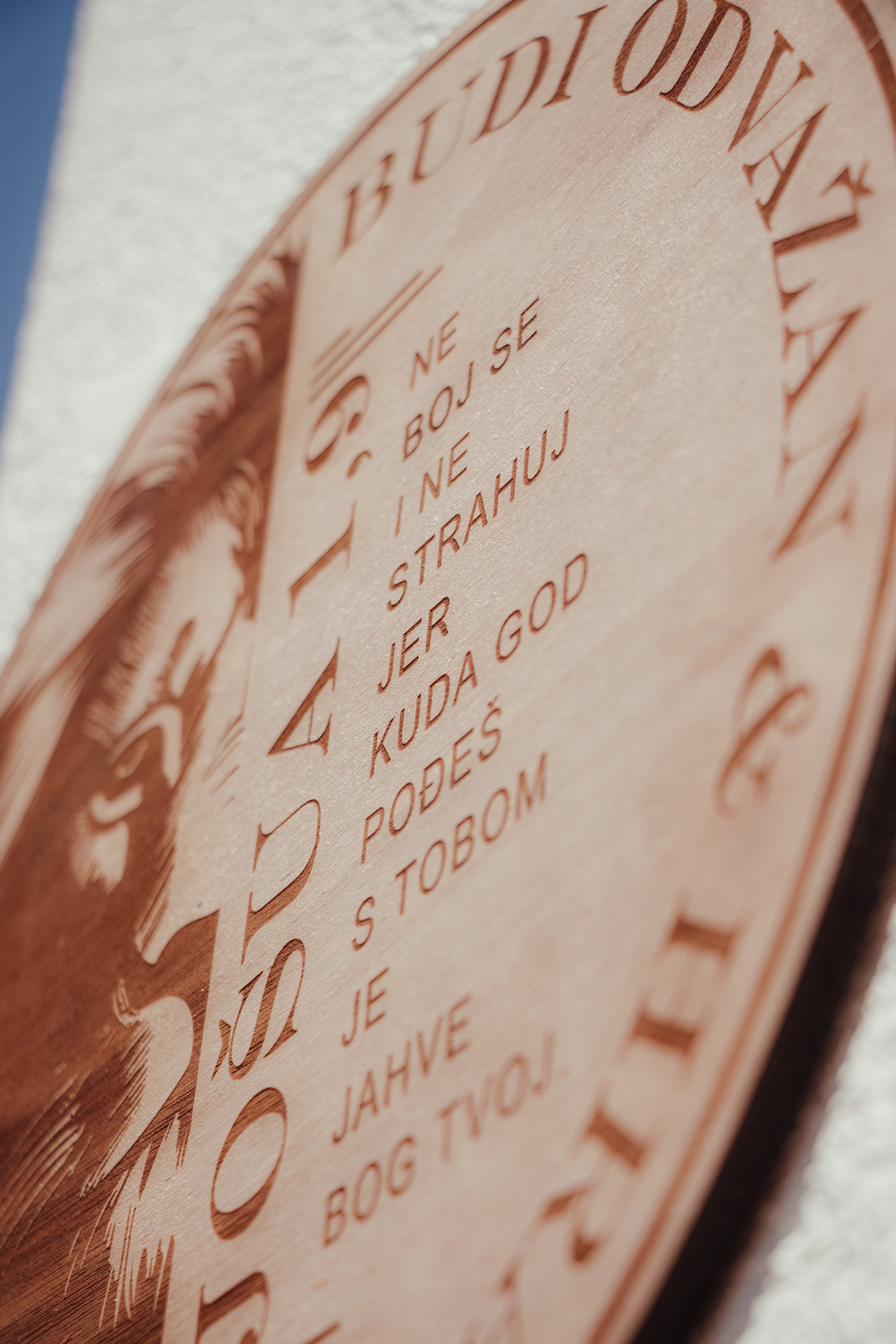 Jošua, zidni natpis na drvu