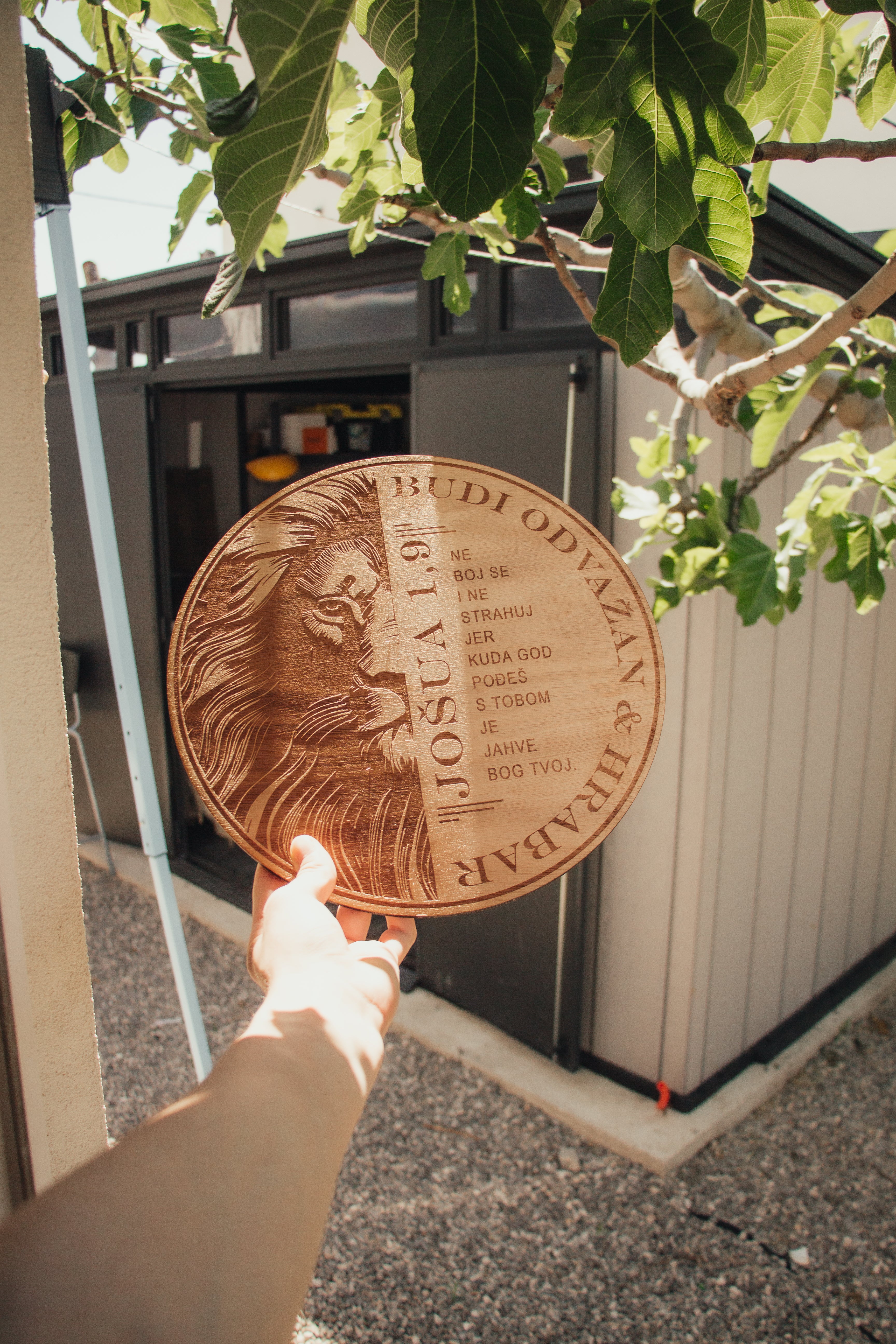 Jošua, zidni natpis na drvu