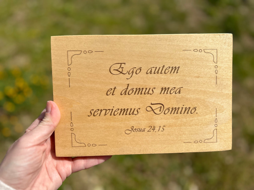 Ja i moj dom, natpis na drvu, latinski