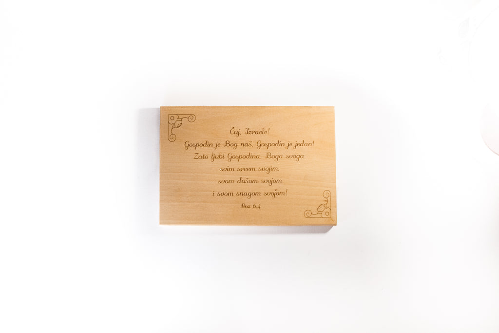 Čuj, Izraele, natpis na drvu