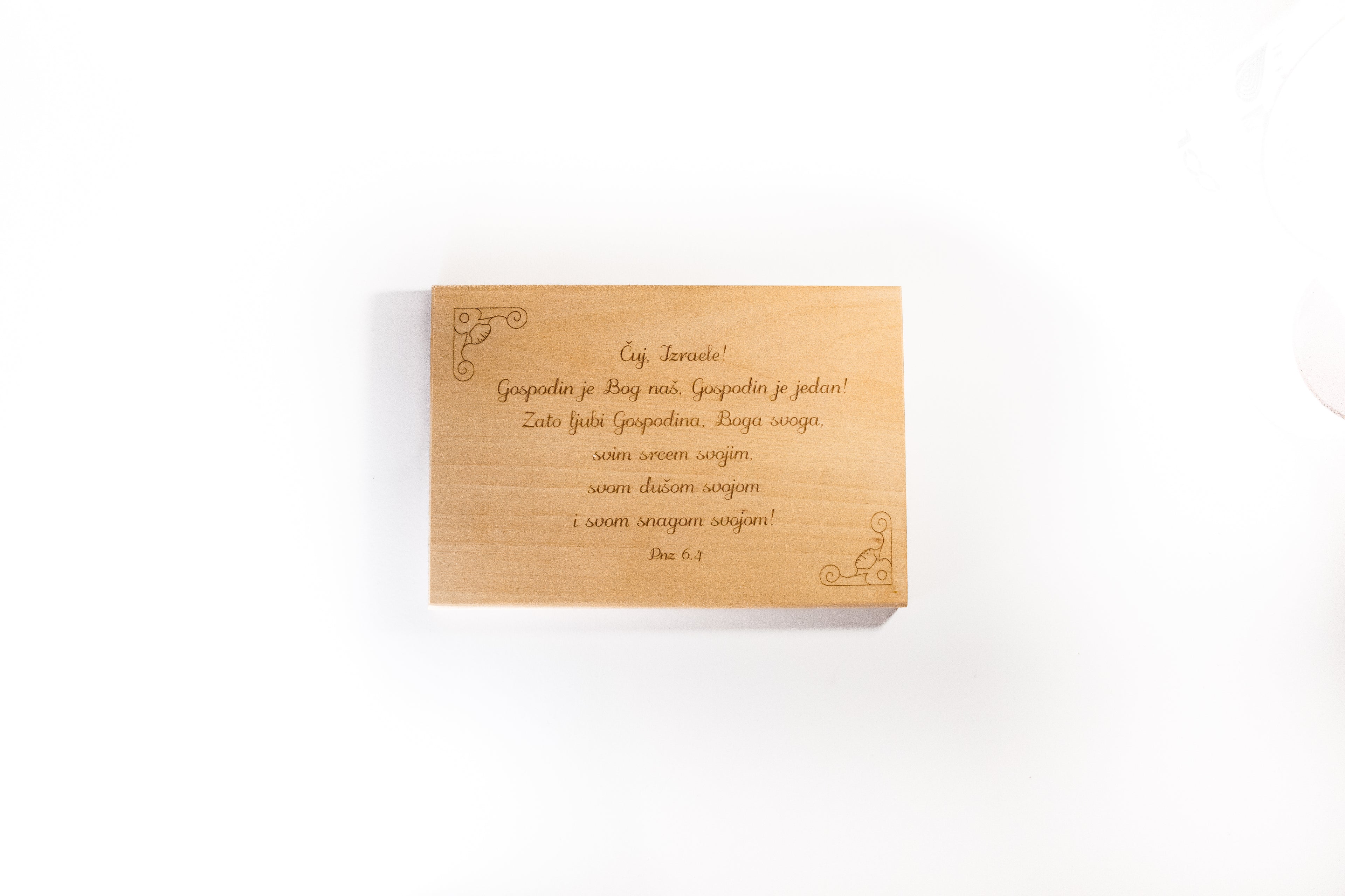 Čuj, Izraele, natpis na drvu