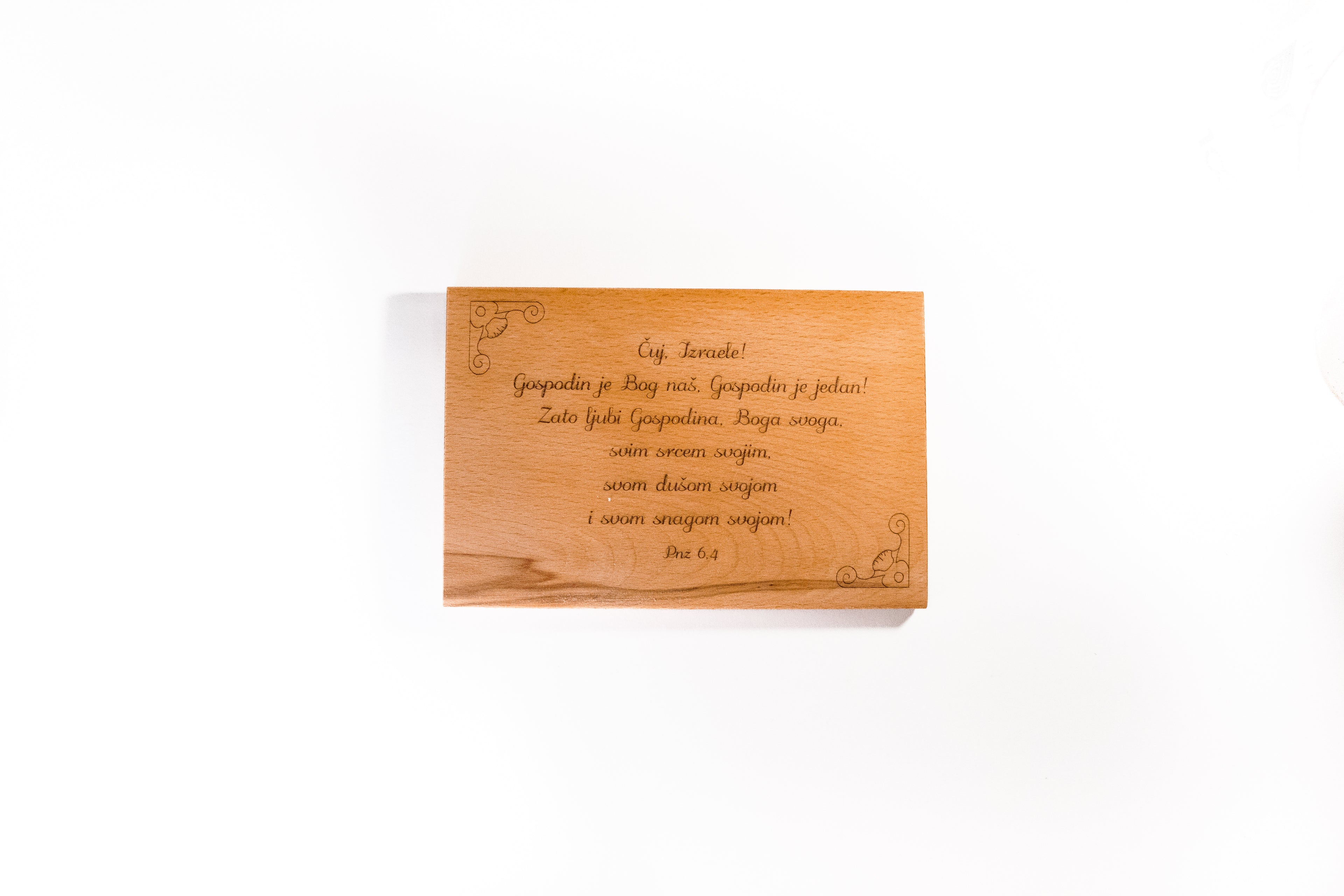 Čuj, Izraele, natpis na drvu